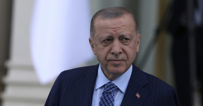 Copertina di Erdogan usa la “disinformazione” per colpire la stampa