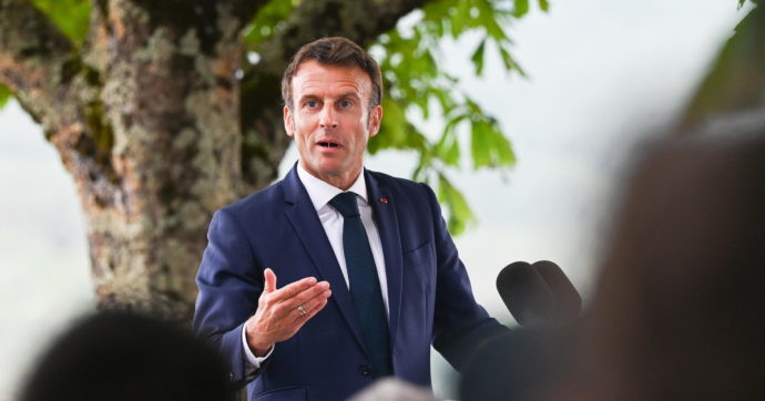 Copertina di Francia al voto: Macron tallonato da Mélenchon e dagli scandali