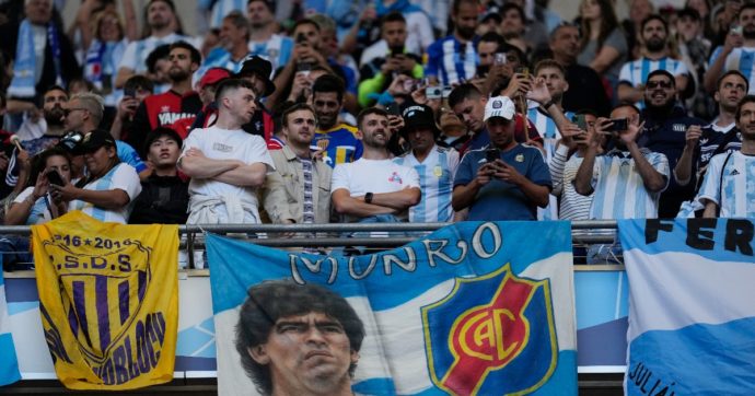 “Maradona era sugli spalti di Wembley la settimana scorsa”: ecco la foto diventata virale. Diego come Jim Morrison ed Elvis Presley