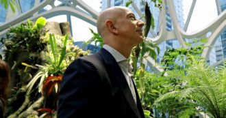 Copertina di Jeff Bezos, l’ex domestica denuncia il patron di Amazon: “Costretta ad andare in bagno passando per la finestra, turni di 14 ore”