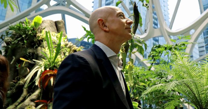 Jeff Bezos, l’ex domestica denuncia il patron di Amazon: “Costretta ad andare in bagno passando per la finestra, turni di 14 ore”