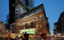 Copertina di Alla Carnegie Hall di New York, un’opera (anzi 19) per i diritti di genere