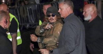 Copertina di Johhny Depp, i fan lo acclamano ma lui non si regge in piedi: all’uscita dall’hotel i bodyguard che lo sorreggono