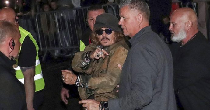 Johhny Depp, i fan lo acclamano ma lui non si regge in piedi: all’uscita dall’hotel i bodyguard che lo sorreggono
