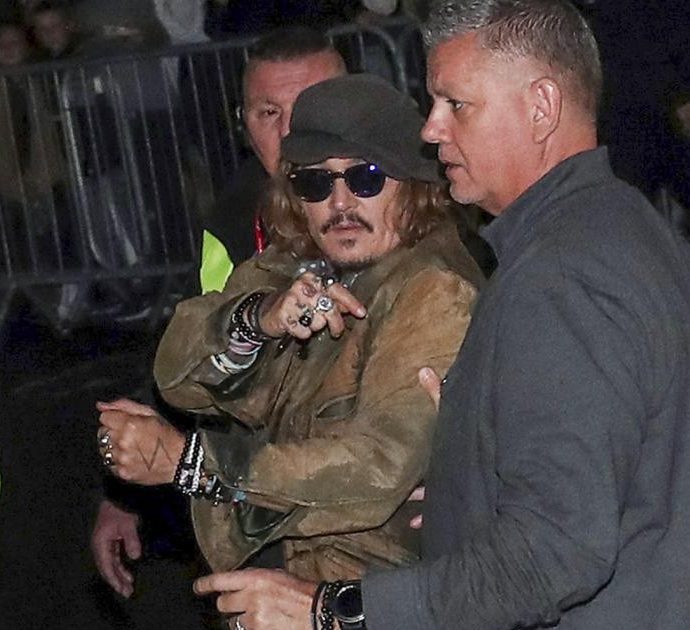 Johhny Depp, i fan lo acclamano ma lui non si regge in piedi: all’uscita dall’hotel i bodyguard che lo sorreggono