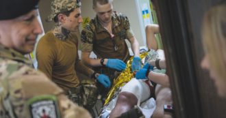 Copertina di Biden litiga con Zelensky. E Kiev conta 10mila caduti