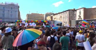 Copertina di Roma Pride, migliaia di persone alla manifestazione per i diritti lgbt+: segui la diretta