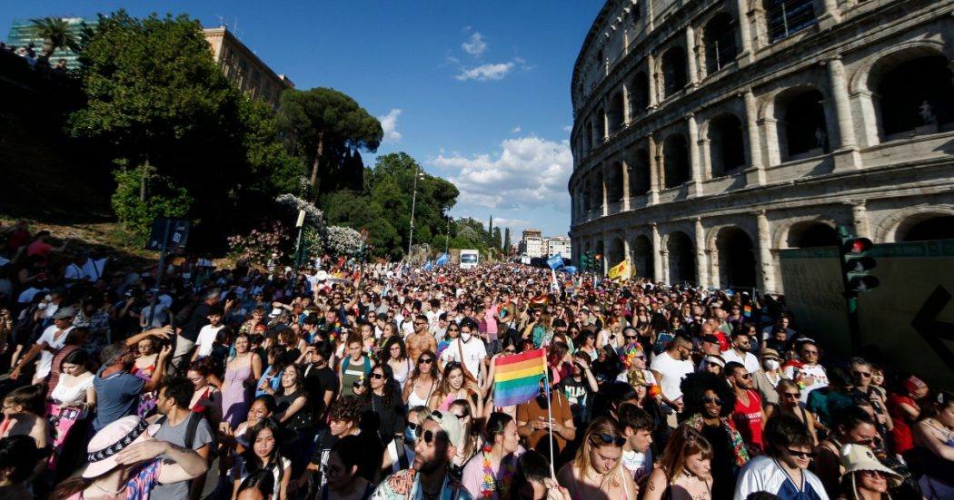 Roma Pride, in migliaia sfilano al corteo lgbt+: “Torniamo a far rumore”. Elodie si esibisce sul carro: “Meritiamo tutti gli stessi diritti”