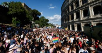 Copertina di Roma Pride, in migliaia sfilano al corteo lgbt+: “Torniamo a far rumore”. Elodie si esibisce sul carro: “Meritiamo tutti gli stessi diritti”