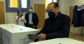 Copertina di Referendum, Berlusconi si dimentica una scheda ed è costretto a rivotare: “Me ne ha date solo quattro…”