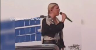 Copertina di Malore tra il pubblico, Emma interrompe il concerto di Campovolo per far passare l’ambulanza: “Ragazzi, date una mano alla sicurezza”