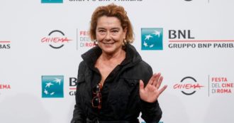 Copertina di Monica Guerritore: “La guerra ci fa salire tutti sul ring: sentimenti gelati, zero confronto”