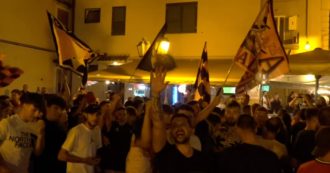 Copertina di Palermo, piazze piene per la promozione in Serie B: esplode la gioia al fischio finale (video)
