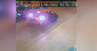 Copertina di Aversa, donna scippata e trascinata lungo la strada dall’auto in corsa: le immagini della videosorveglianza