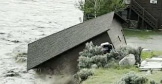 Spaventose inondazioni nel parco dello Yellowstone, il fiume divora strade e ponti: il momento in cui l’acqua spazza via una casa