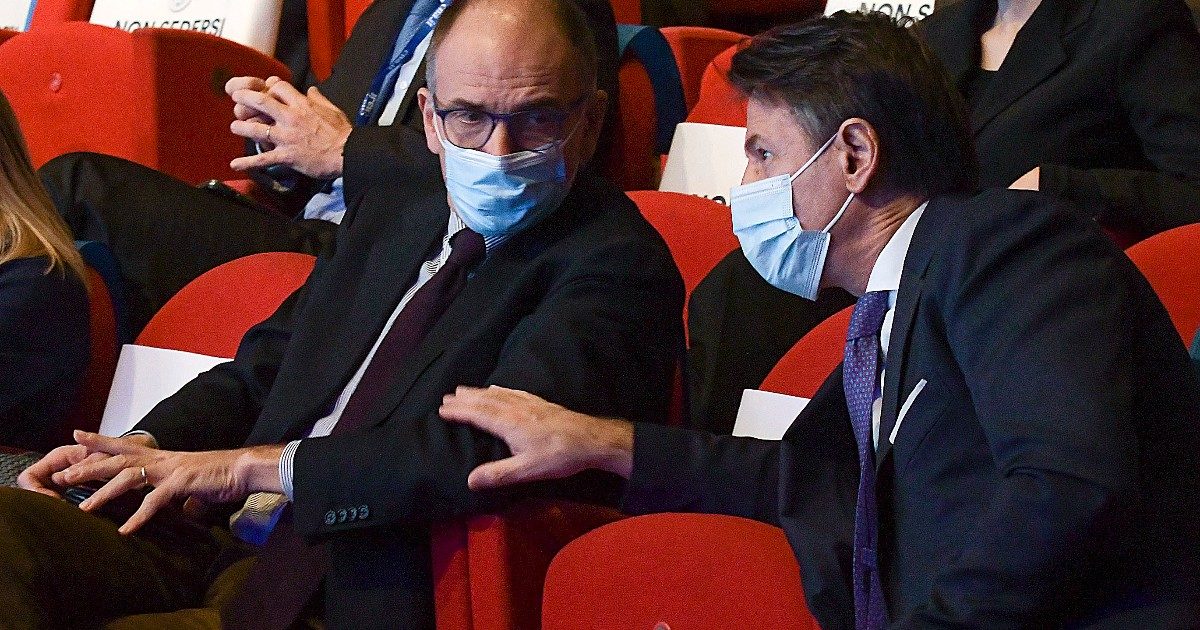 Centrosinistra e “campo largo”, Letta insiste: “Non escludo nessuno, in gioco c’è il Paese”. Ma Conte: “Sì al civismo, non a Renzi e Calenda”