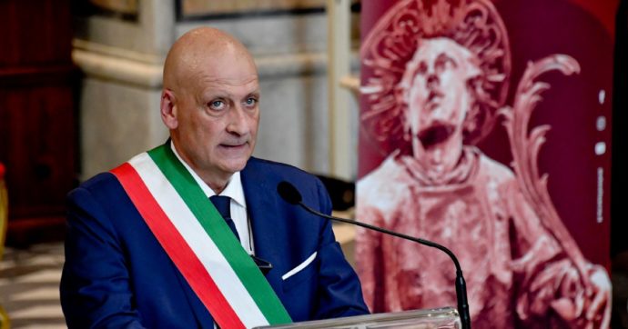 Fa sesso in Comune in cambio di ticket: indagato sindaco Pd