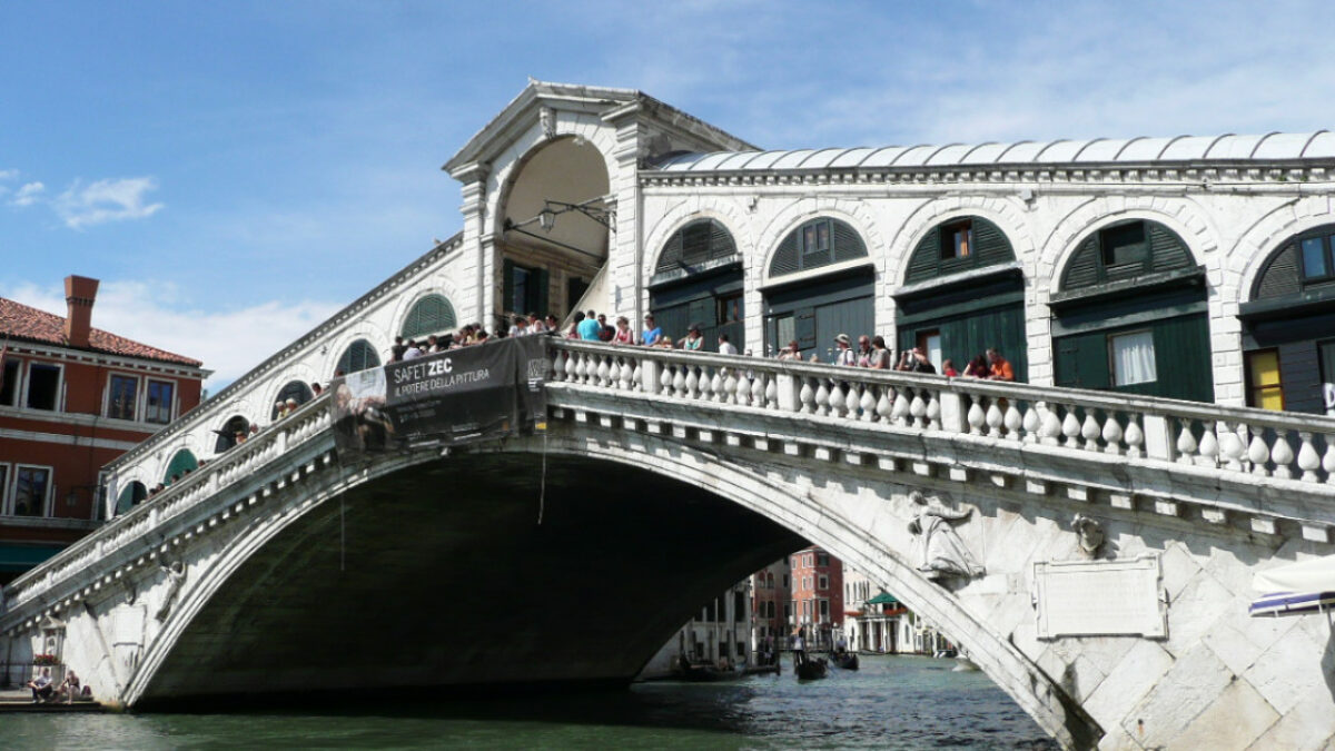 borseggiatore accerchiato e bloccato da un gruppo di turisti sul ponte di rialto a venezia da Ilfattoquotidiano.it borseggiatore accerchiato e bloccato da un gruppo di turisti sul ponte di rialto a venezia