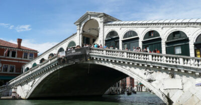 Copertina di Borseggiatore accerchiato e bloccato da un gruppo di turisti sul ponte di Rialto a Venezia