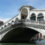 Copertina di Borseggiatore accerchiato e bloccato da un gruppo di turisti sul ponte di Rialto a Venezia