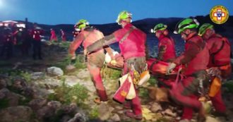 Copertina di Speleologo si infortuna dentro una grotta in Ogliastra a 180 metri di profondità: salvato dopo quasi due giorni – Video