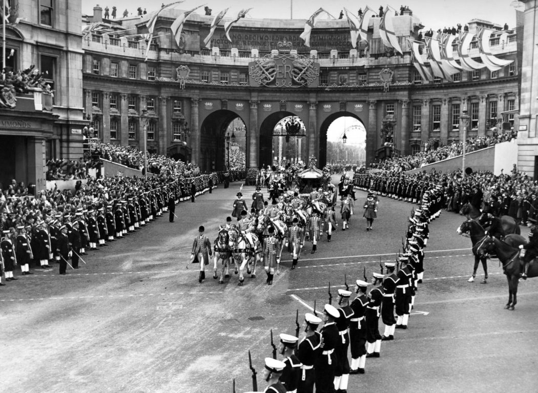 ©LapresseArchivio storicovarieLondra 2-06-1953Incoronazione regina Elisabetta IInella foto: la processione per l’incoronazione della regina Elisabetta II passa sotto l’Admiral Arch e si dirige verso l’abazia dove si svolger la cerimoniaBUSTA 17/1
