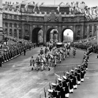 ©LapresseArchivio storicovarieLondra 2-06-1953Incoronazione regina Elisabetta IInella foto: la processione per l’incoronazione della regina Elisabetta II passa sotto l’Admiral Arch e si dirige verso l’abazia dove si svolger la cerimoniaBUSTA 17/1