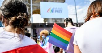 Copertina di Pride Milano, il Pirellone si illuminerà di colori arcobaleno e un rappresentante della Regione andrà al corteo: passa la mozione M5s