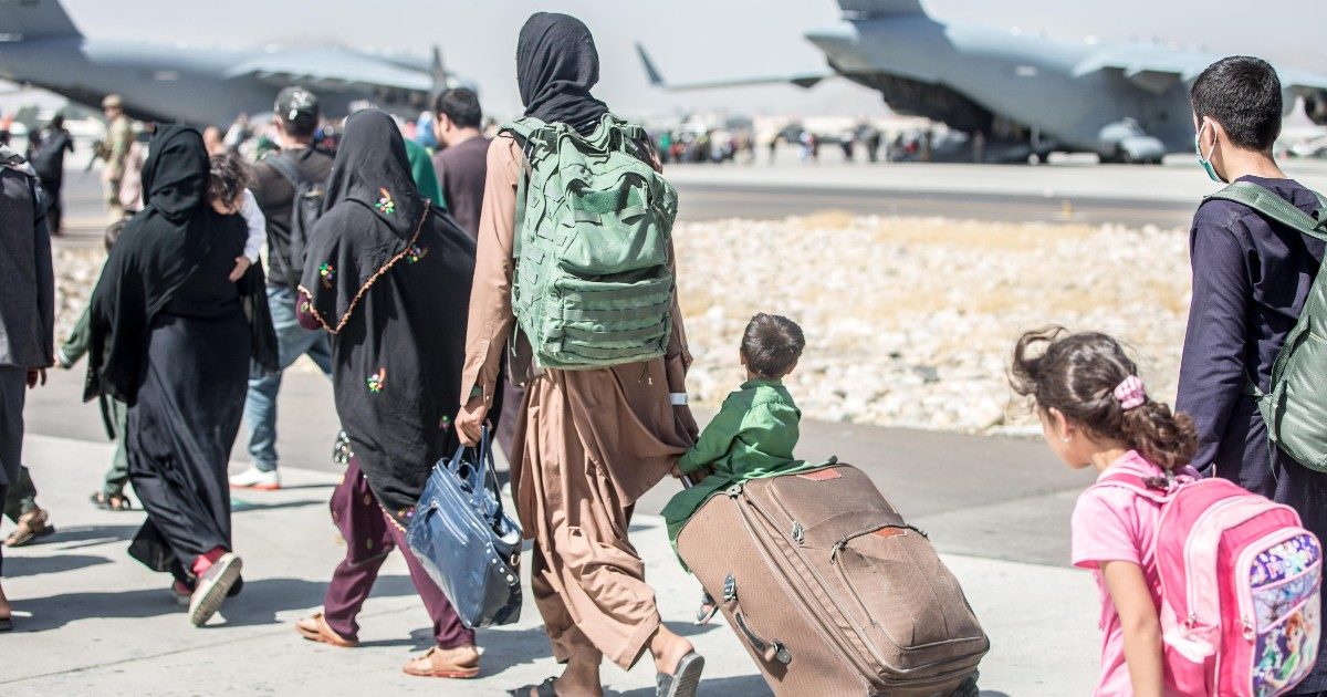 Afghanistan, dopo quasi un anno i corridoi umanitari devono ancora partire. Intanto il ministero degli Esteri si oppone alle richieste di visto