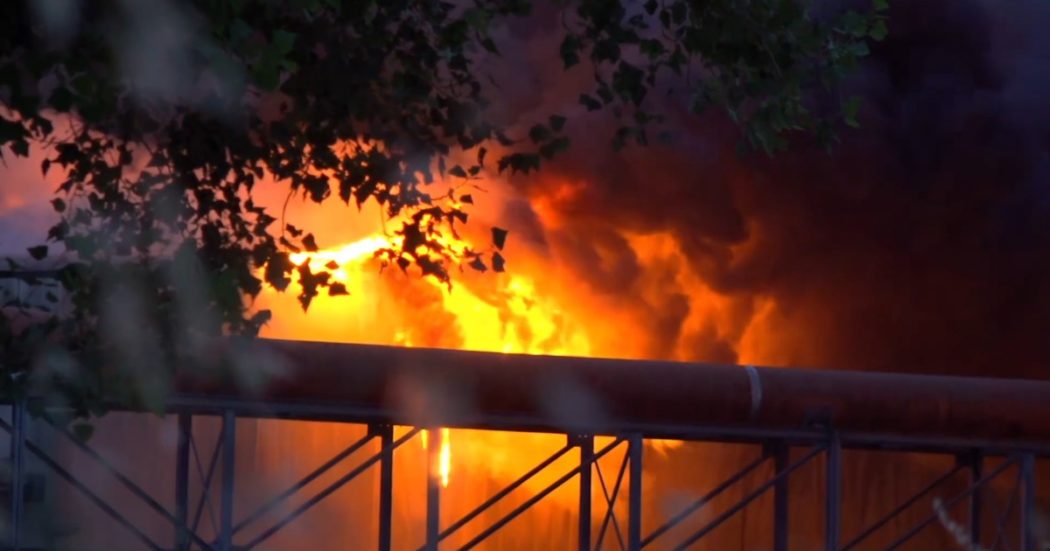 Incendio nella discarica di Malagrotta: un’alta nuvola di fumo si alza dall’impianto alla periferia di Roma – Video