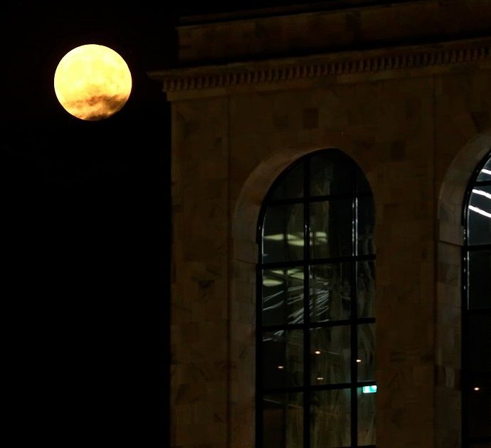 Milano, lo spettacolo della “Superluna delle fragole” sopra Piazza Duomo: le immagini
