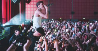 Copertina di Adesso siamo noi a (in)cantare