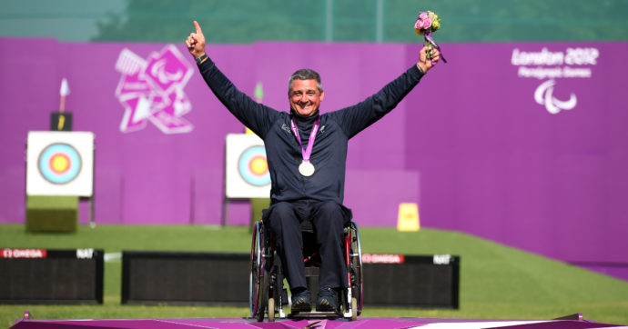Oscar De Pellegrin, ritratto del sindaco-atleta che ha tolto Belluno alla sinistra: l’incidente, la disabilità, i trionfi paralimpici e il volontariato