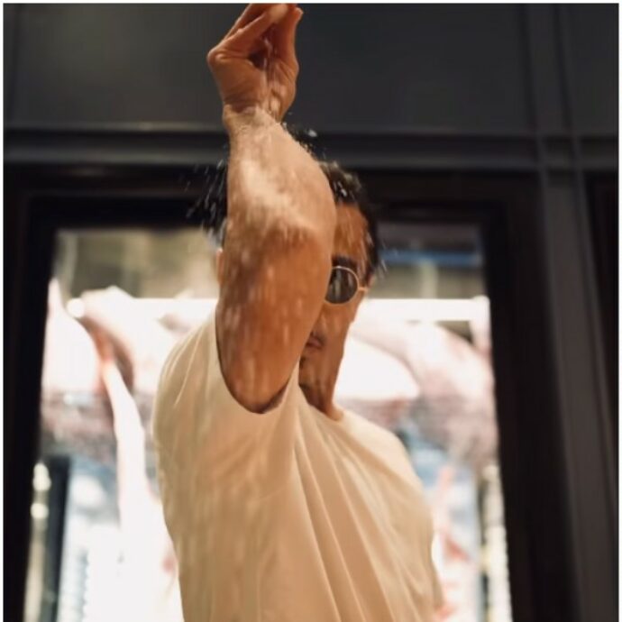 Salt Bae, il ristorante di lusso del “Re della carne” è tra i peggiori in assoluto su TripAdvisor a Londra: “E’ un McDonald’s per ricchi”