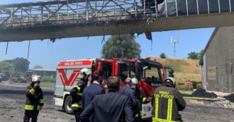 Copertina di Incendio a Malagrotta, l’impianto continua a bruciare e si teme caos rifiuti a Roma. Gualtieri: “Serve termovalorizzatore”