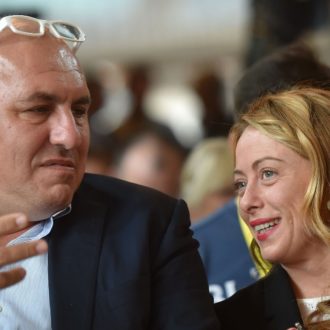 Copertina di Meloni con l’elmetto: il Fatto di domani 9 novembre