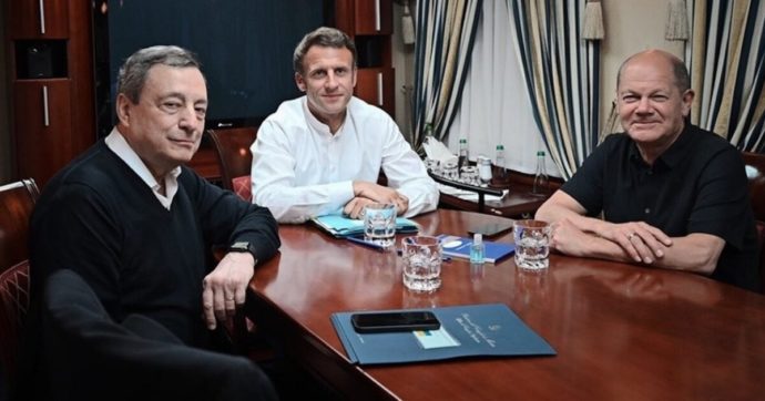 Draghi a Kiev con Macron e Scholz per vedere Zelensky: prima missione dall’inizio dell’invasione. Sirene durante la visita