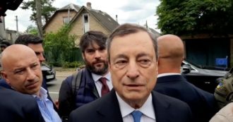 Copertina di Ucraina, Draghi visita Irpin: “Qui distrutti asili e giardini di infanzia, ma tutto verrà ricostruito. Hanno già iniziato”