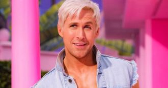 Copertina di Capelli biondo platino, addominali scolpiti: ecco il primo scatto di Ryan Gosling nei panni di Ken nel nuovo film su Barbie