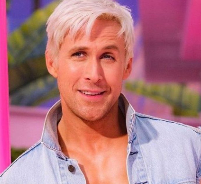 Capelli biondo platino, addominali scolpiti: ecco il primo scatto di Ryan Gosling nei panni di Ken nel nuovo film su Barbie