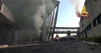 Copertina di Incendio all’impianto di Malagrotta, domate le fiamme ma continuano le colonne di fumo: lo spegnimento “potrebbe durare giorni” – Video