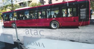 Copertina di Autista dell’Atac si addormenta alla guida, il bus sbatte sulla pensilina e scoppia un vetro