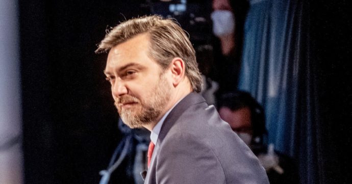 Ricciardi (M5S): “Se cerca poltrone lo dica: lui è l’ultimo a poter dare lezioni”