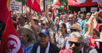 Copertina di Tunisia paralizzata, tre milioni di lavoratori in sciopero: la protesta contro la scelta di Saied di congelare i salari per garantire il prestito Fmi
