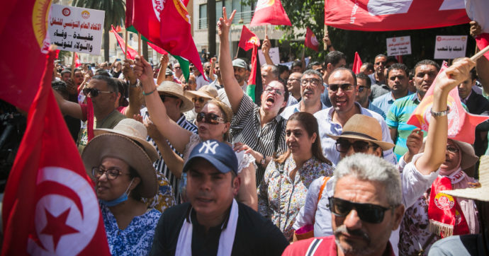 Tunisia paralizzata, tre milioni di lavoratori in sciopero: la protesta contro la scelta di Saied di congelare i salari per garantire il prestito Fmi