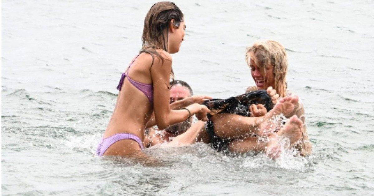 Isola dei Famosi, Edoardo Tavassi resta nudo in mare: Estefania e Mercedesz gli sfilano il costume, la “lotta” a luci rosse