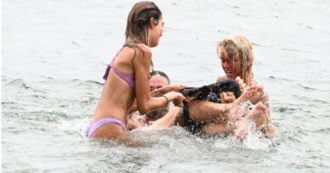 Copertina di Isola dei Famosi, Edoardo Tavassi resta nudo in mare: Estefania e Mercedesz gli sfilano il costume, la “lotta” a luci rosse