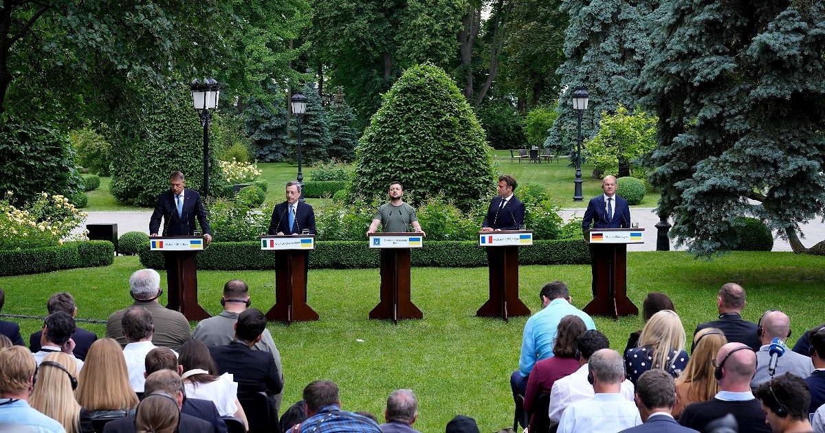 La marcia indietro di Macron e Scholz: ‘Kiev al più presto in Ue’. E con Draghi auspicano la sconfitta russa: ‘Aiuto militare finché necessario’