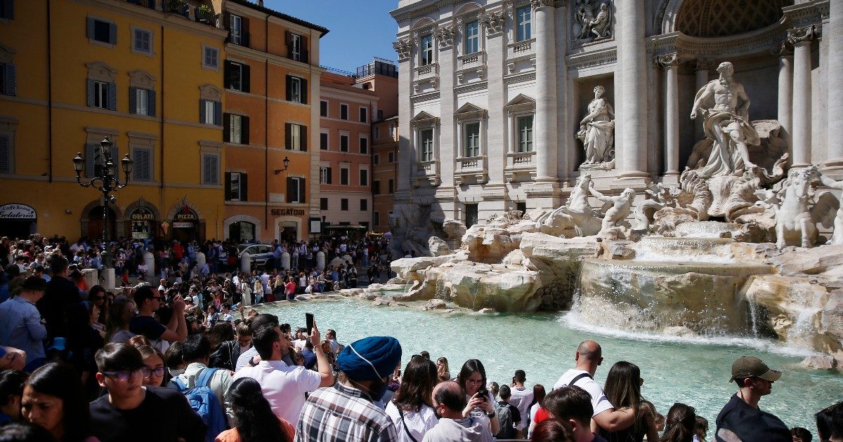 Fontana di Trevi, ingresso a numero chiuso e a pagamento: la proposta della giunta Gualtieri