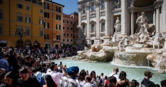 Copertina di Da Roma a Venezia, le città italiane travolte dal sovraffollamento turistico. La campagna per regolamentarlo: “Serve una legge nazionale”